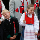17. mai: Kronprinsfamilien tar i mot barnetoget i Asker utenfor Skaugum - og barnetoget i Oslo fra Slottsbalkongen senere på dagen. Foto: Lise Åserud, NTB scanpix